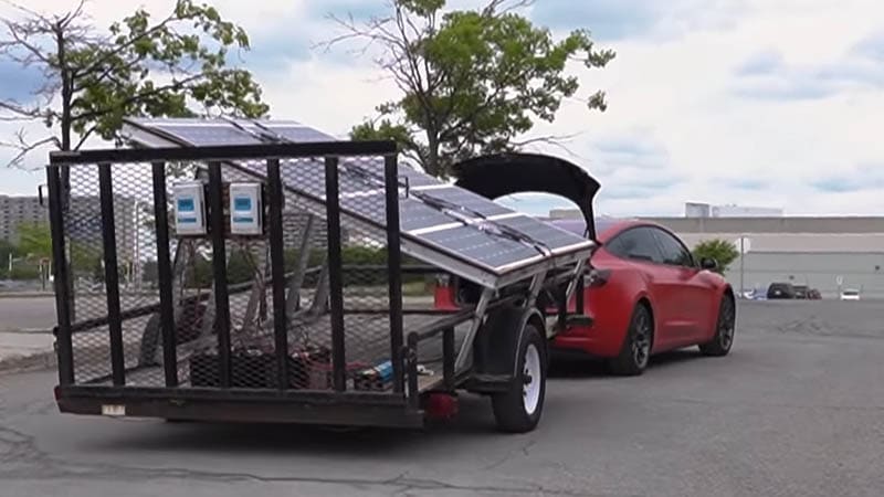 Une Tesla avec des panneaux solaires