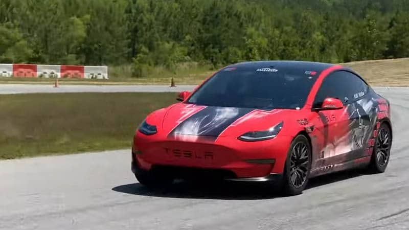 Un ensemble de piste pour la Tesla Model 3 - Guide Auto