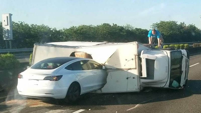 Image 1 : Une Tesla Model 3 se crashe à vive allure dans un camion retourné