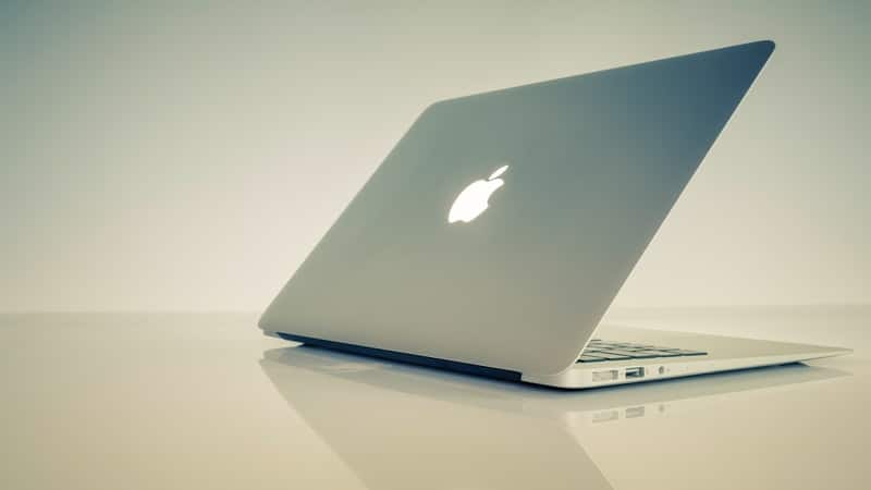 Apple : attention au cache webcam qui pourrait abîmer votre MacBook !