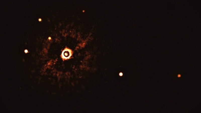 Image 1 : Première image d'un système multiplanétaire autour d'une étoile semblable au soleil