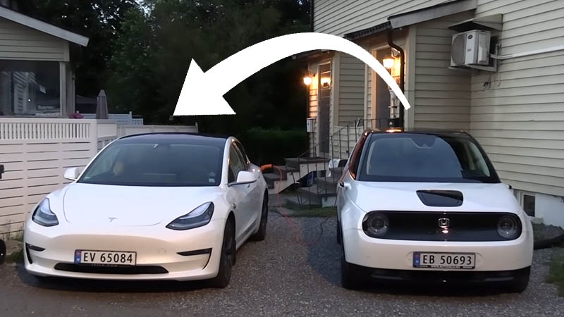 Image 1 : Il recharge sa Tesla Model 3 en la branchant à une Honda E