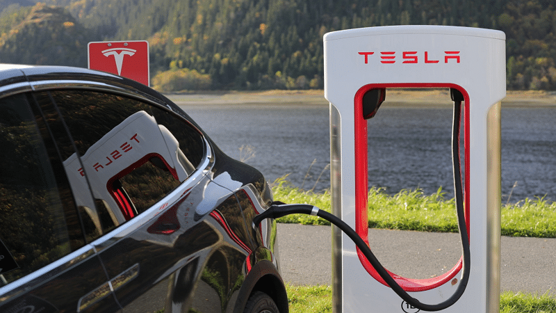 Image 1 : Tesla : en occasion, la Model 3 se revend 90% de son prix d'achat après trois ans