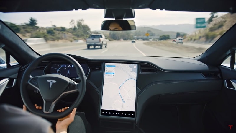 Image 1 : Tesla : l'Autopilot détecte désormais les panneaux de limitation de vitesse