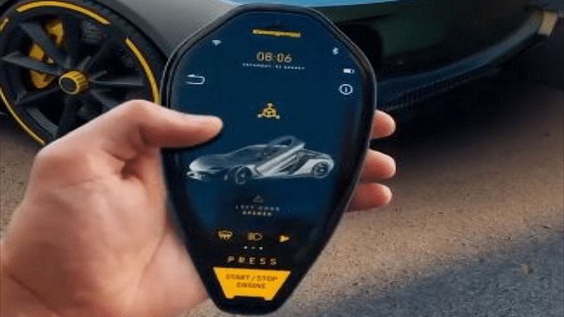 Image 1 : Un artiste crée un concept de porte-clés avec un smartphone intégré pour la Koenigsegg Gemera