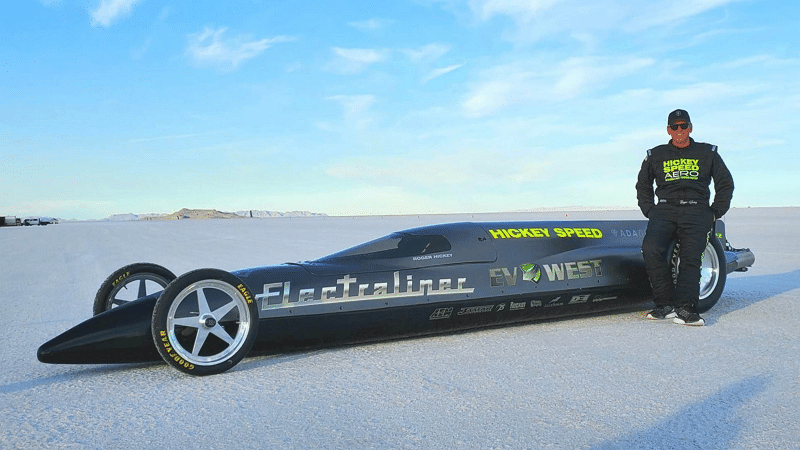 Image 1 : Une voiture fusée électrique a battu un record de vitesse dans le désert de sel de Bonneville