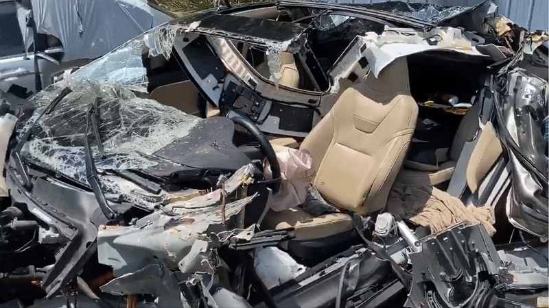 Image 1 : Tesla : écrasée par un camion, une Model S sauve ses passagers