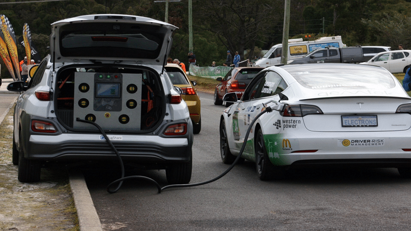 Image 1 : La Tesla Model 3 est la première voiture électrique à gagner la course de rallye Targa South West en Australie