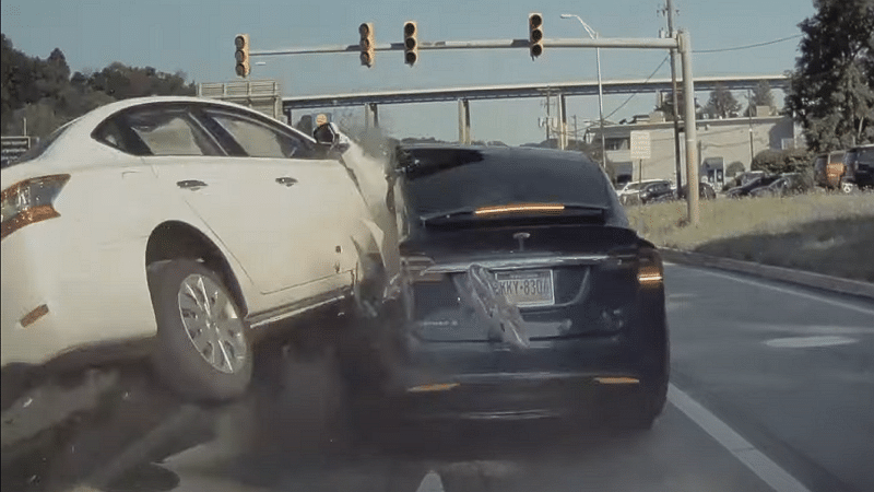 Image 1 : Tesla Model X : un violent accident avec une Nissan Sentra démontre la résistance du véhicule