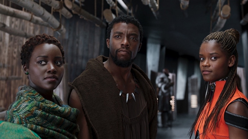 Black Panther et sa soeur Shuri à droite, dans Black Panther (2018)
