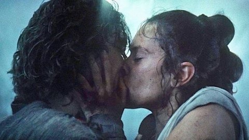 Le baiser de Rey et Kylo Ren dans Star Wars IX