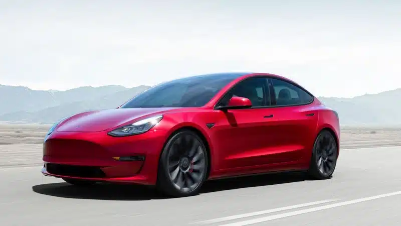 Tesla Model 3, avec sa finition rouge.