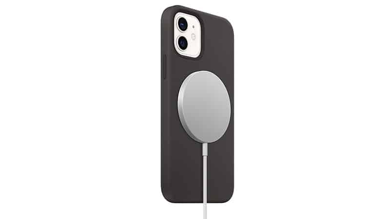 Un iPhone 12 avec une coque en silicone et le chargeur MagSafe