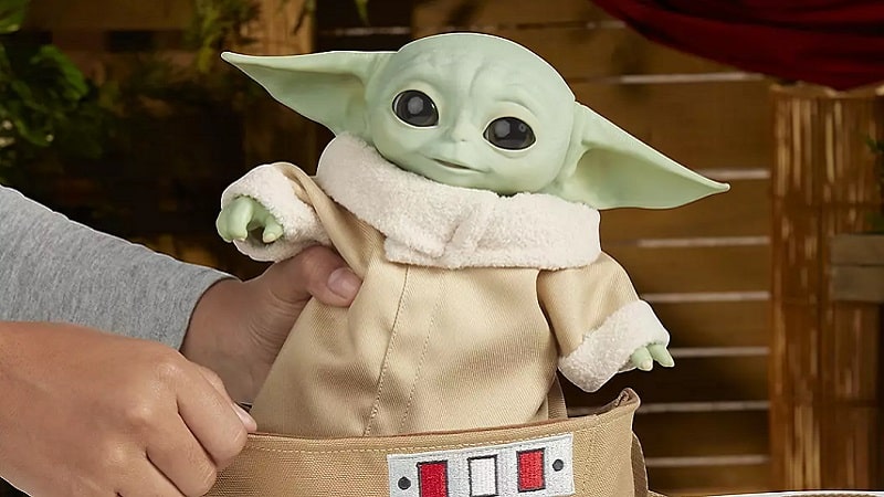 Le jouet animatronique de Baby Yoda créé par Hasbro