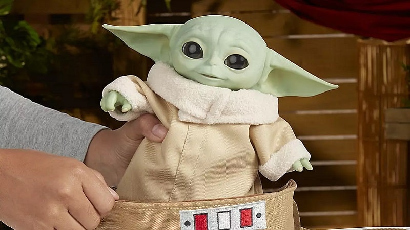 The Mandalorian : la peluche animée de Baby Yoda est disponible en  précommande