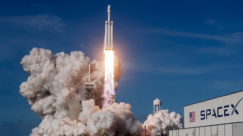 La fusée Falcon 9 Heavy de SpaceX décollant depuis le centre spatial Kennedy