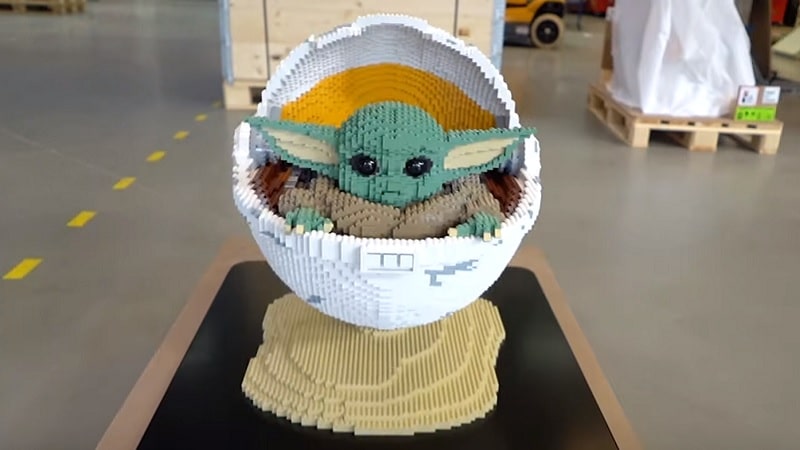 Baby Yoda en taille réelle créé par LEGO