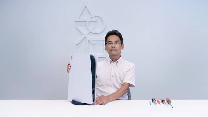 Yasuhiro Ootorin à côté de la PlayStation 5
