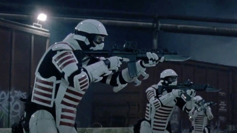 Les soldats blancs dans l'épisode final de la saison 10