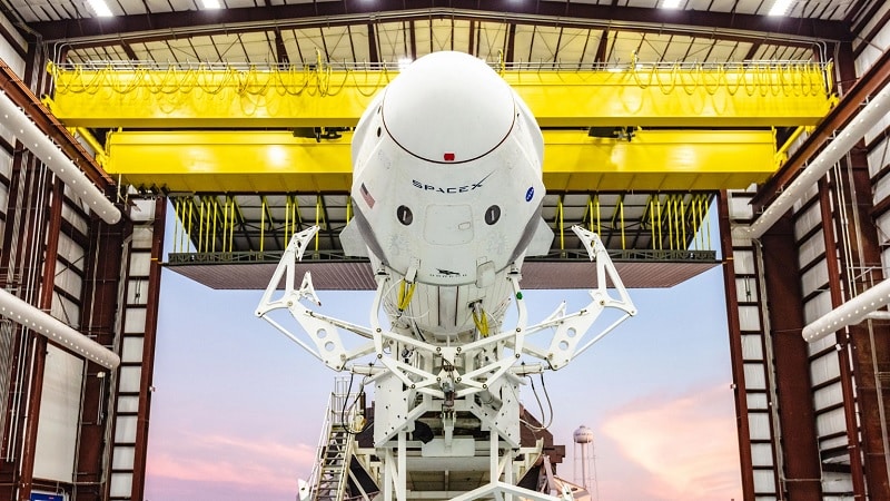 La capsule Crew Dragon au sommet de la fusée Falcon 9