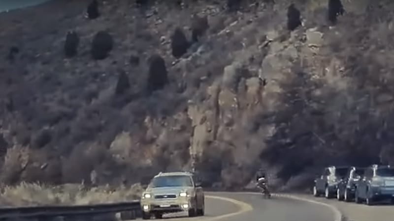 Accident d'un cycliste sur une route de montagne