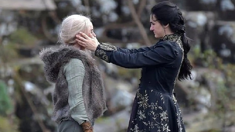 Ciri (Freya Allan) et Yennefer (Anya Chalotra) sur le tournage de la saison 2 de The Witcher