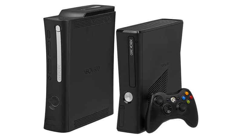 Xbox 360 Elite et Xbox 360 S avec une manette