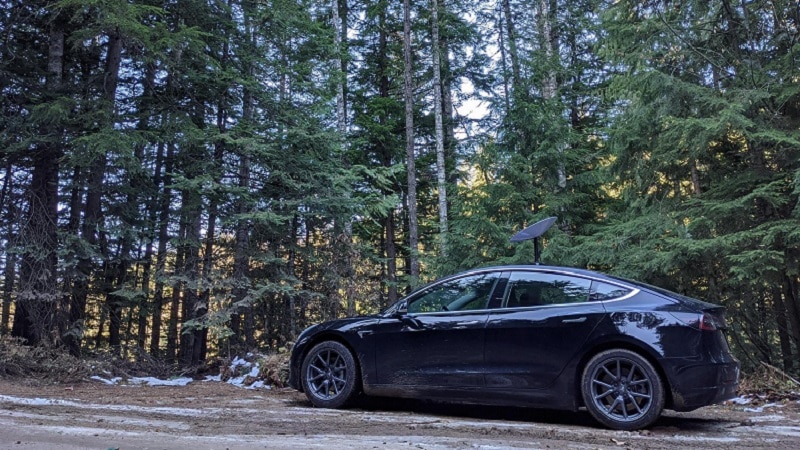 Starlink testé sur une Tesla Model 3, dans une forêt de l'Idaho. Crédits : Reddit