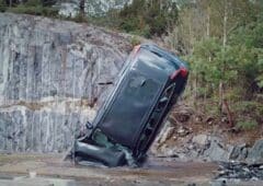 20201116 volvo fait chuter des voitures de 30 mtres de haut pour entrainer les quipes de secours