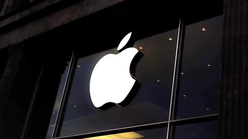 Logo Apple sur la devanture d'un Apple Store à Hambourg en Allemagne