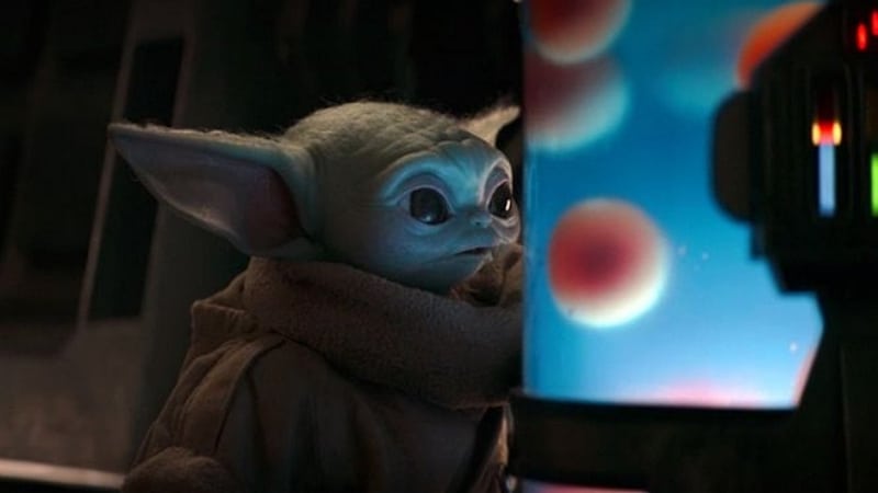 Bébé Yoda face à son plat préféré 