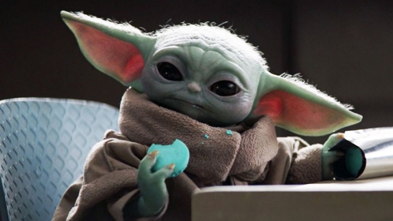 The Mandalorian : la peluche animée de Baby Yoda est disponible en  précommande