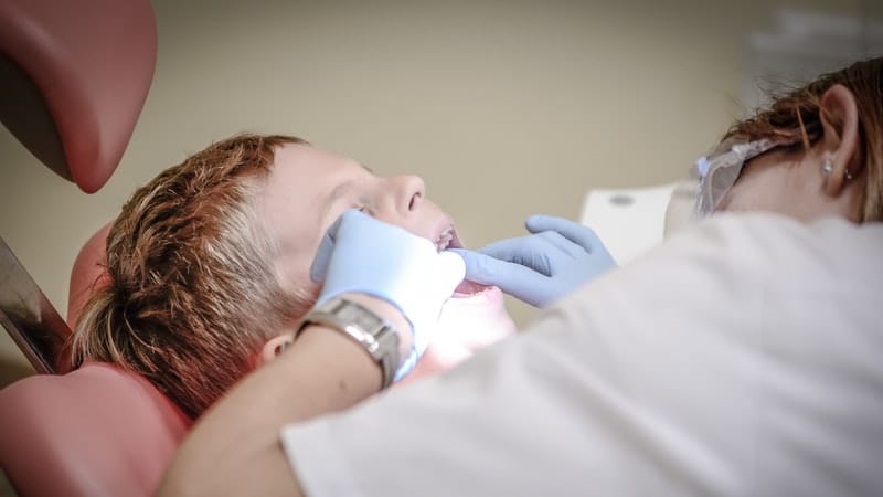 Un enfant chez le dentiste