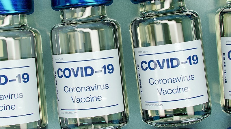 Un flacon factice du vaccin contre la Covid-19