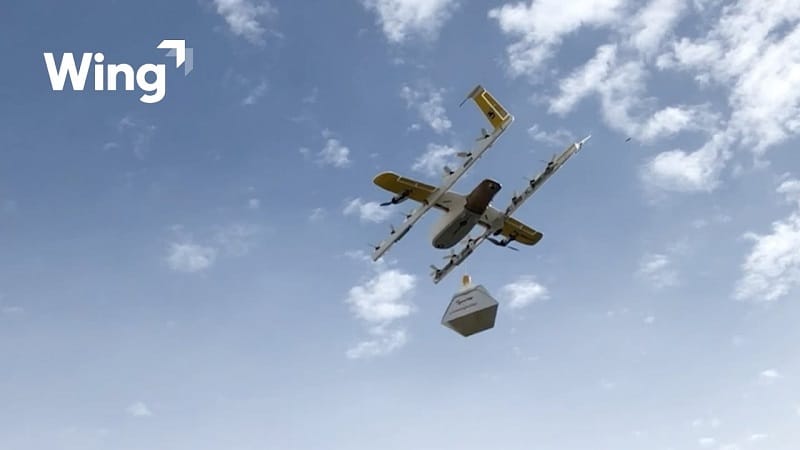 Un drone de Google Wing transportant un colis