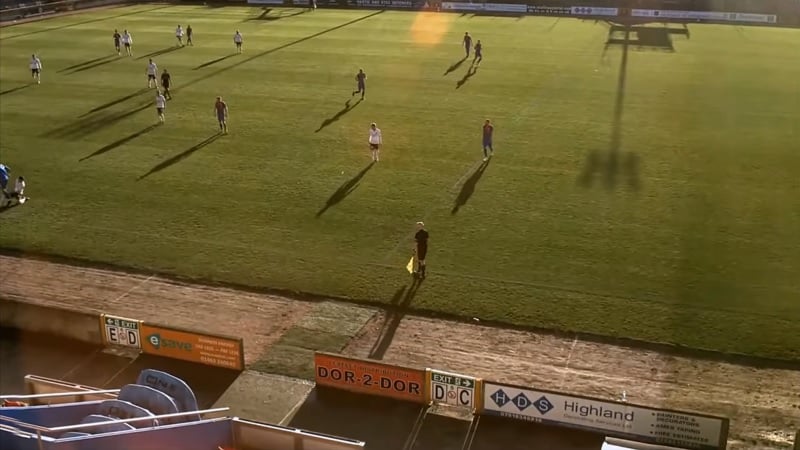 La caméra contrôlée par l'IA se centre sur l'arbitre au lieu du ballon pendant un match de football