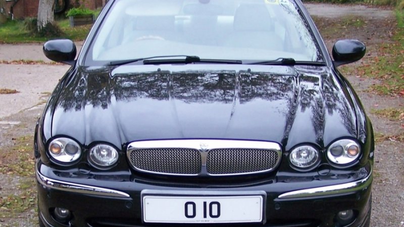 Jaguar avec la plaque d'immatriculation 010 - silverstoneauctions