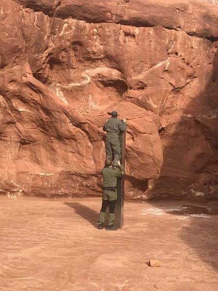 Le monolithe du désert de l'Utah fait la hauteur de deux hommes