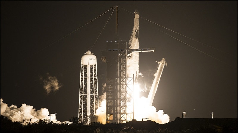 La fusée Falcon 9 de la mission Crew-1 décolle du centre spatial Kennedy