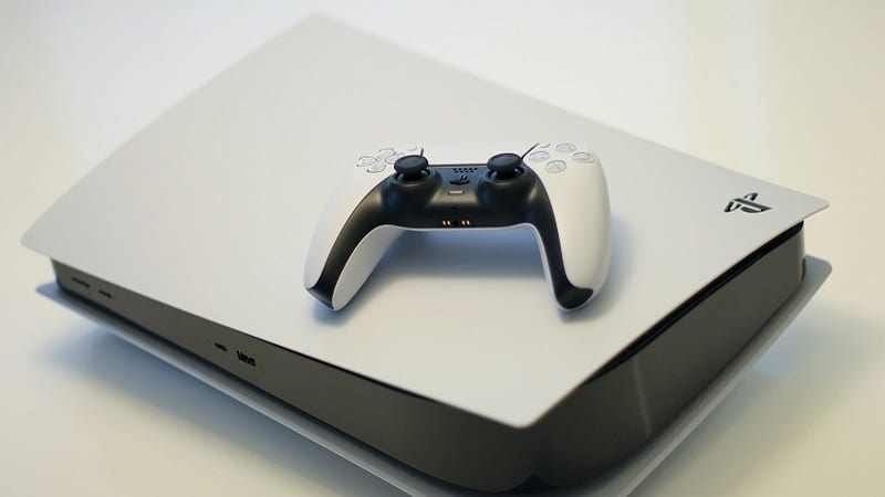 Une PlayStation 5 avec sa manette DualSense
