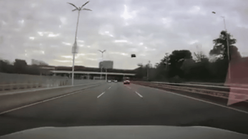 Une Tesla Model S perd son toit sur l'autoroute - u/xtothel / Reddit