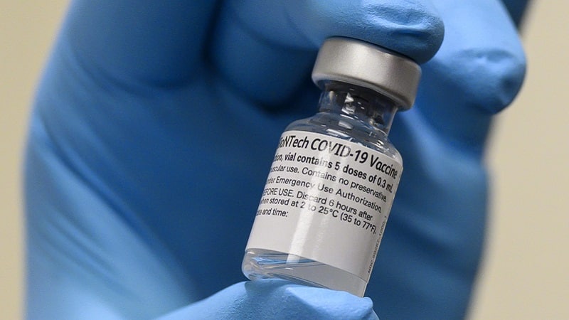 Un flacon du vaccin contre la Covid-19 développé par Pfizer et BioNTech