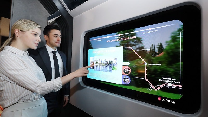 Le téléviseur OLED transparent dans un métro