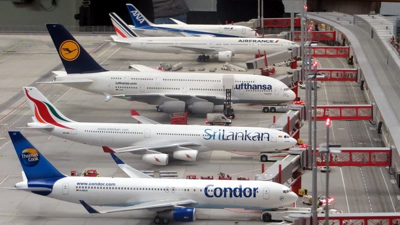 Des avions à réaction de plusieurs compagnies aériennes