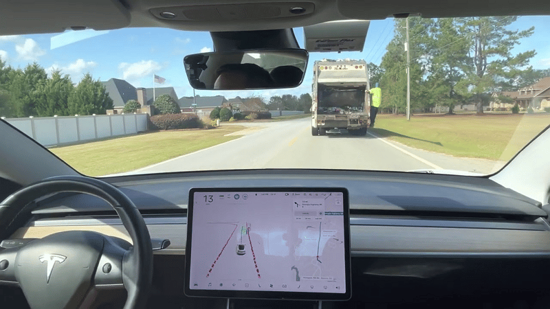 Une Tesla dépasse un camion poubelle - Dave Mac