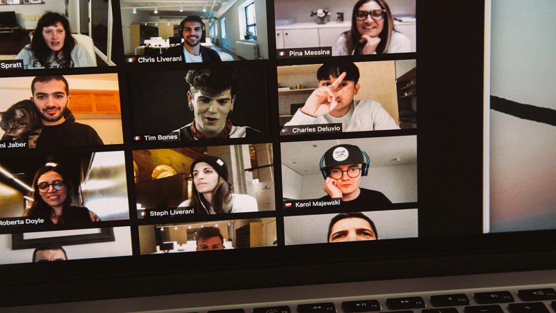 Vidéoconférence sur Zoom - Charles Deluvio / Unsplash