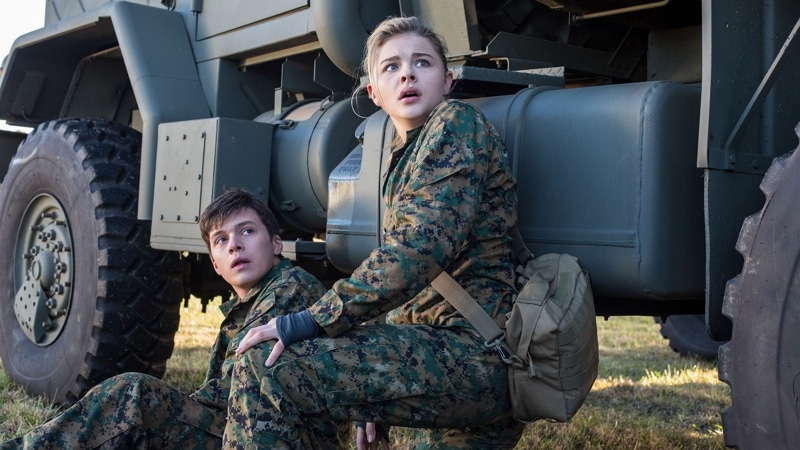 Cassie (Chloë Moretz) tente d'échapper à la cinquième vague d'invasion extraterrestre