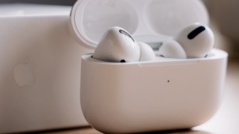 Consomac : Apple va-t-elle devoir rendre amovible la batterie des AirPods ?