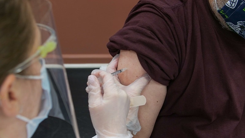 Un homme reçoit le vaccin contre la Covid-19
