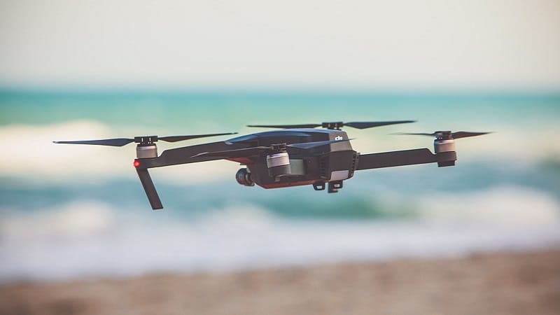 Un drone DJI en plein vol au bord de la plage
